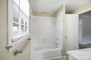 1401 Grovewood Dr, Charlotte, NC 28208 - Photo 21