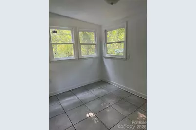 112 10th Avenue SE, Hickory, NC 28602 - Photo 5