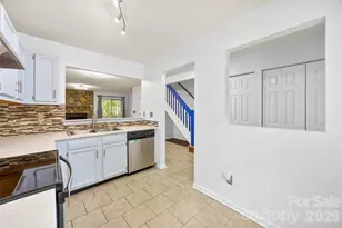 6404 Windsor Gate Ln, Charlotte, NC 28215 - Photo 5