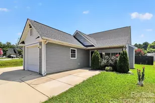 6033 Mary Blair Ln, Charlotte, NC 28214 - Photo 3