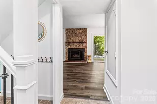6100 Honeysuckle Ln, Charlotte, NC 28212 - Photo 3