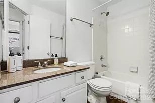 703 E 8th St, Charlotte, NC 28202 - Photo 23