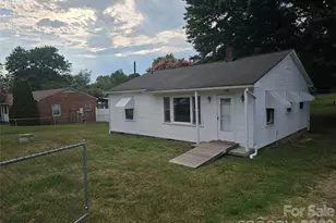 1515 16th Ave NE, Hickory, NC 28601 - Photo 1