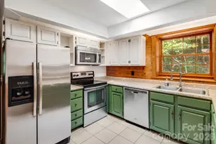 423 Rambling Dr, Hendersonville, NC 28739 - Photo 11