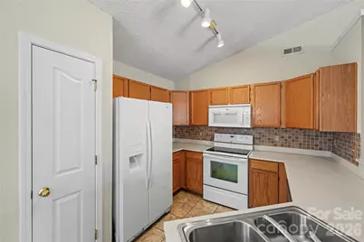 10439 Green Hedge Avenue, Charlotte, NC 28269 - Photo 5