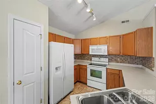 10439 Green Hedge Ave, Charlotte, NC 28269 - Photo 5