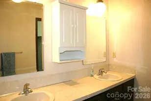 1647 Woodridge Cir, Hickory, NC 28602 - Photo 21