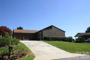 1647 Woodridge Cir, Hickory, NC 28602 - Photo 3