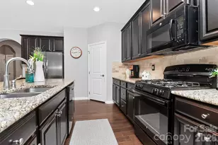 12823 Plumleaf Dr, Charlotte, NC 28213 - Photo 11