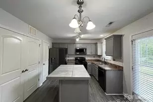 4828 Lynn Lee Cir, Charlotte, NC 28269 - Photo 3