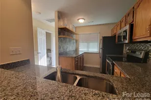 3811 Mosscroft Ln, Charlotte, NC 28215 - Photo 3
