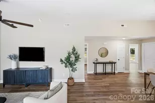 8223 Knollwood Cir, Charlotte, NC 28213 - Photo 9