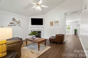 8019 Shiny Meadow Ln, Charlotte, NC 28215 - Photo 5