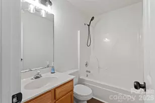 8019 Shiny Meadow Ln, Charlotte, NC 28215 - Photo 9