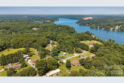 5135 36th Street Drive NE, Hickory, NC 28601 - Photo 1