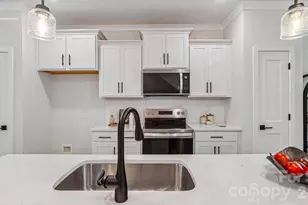 821 Hammers Ln, Charlotte, NC 28205 - Photo 9