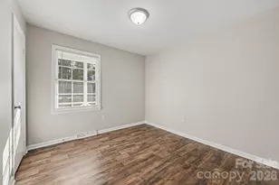 2726 Meadowcliff Dr, Charlotte, NC 28215 - Photo 13