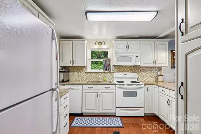 305 Meadowbrook Court, Hendersonville, NC 28792 - Photo 23