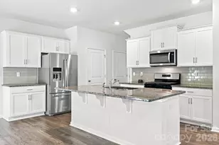 8133 Clairwood Dr, Charlotte, NC 28269 - Photo 11