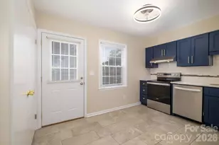 6810 Farmingdale Dr, Charlotte, NC 28212 - Photo 9