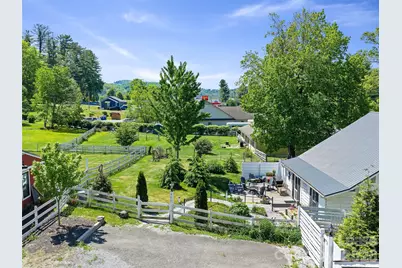 490 Cranberry Street, Newland, NC 28657 - Photo 3
