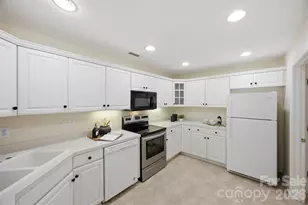 7424 Hurstbourne Green Dr, Charlotte, NC 28277 - Photo 7