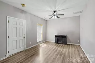 2729 Meadow Knoll Dr, Charlotte, NC 28269 - Photo 5