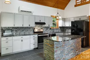 125 Hyacinth Dr, Clyde, NC 28721 - Photo 7