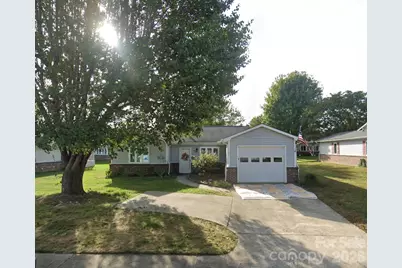 141 Derbyshire Drive, Hendersonville, NC 28792 - Photo 1