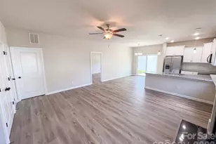 4104 Stoneygreen Ln, Charlotte, NC 28215 - Photo 7