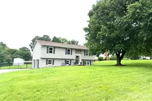 1772 Woodridge Cir, Hickory, NC 28602 - Photo 1