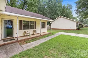 615 Pennwood Ln, Charlotte, NC 28215 - Photo 3