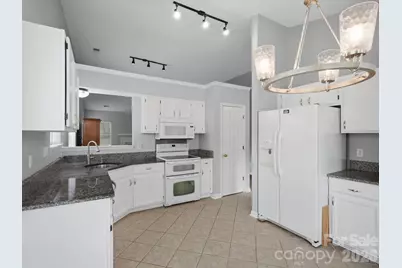 607 Oakbluff Circle, Charlotte, NC 28216 - Photo 9