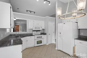 607 Oakbluff Cir, Charlotte, NC 28216 - Photo 9