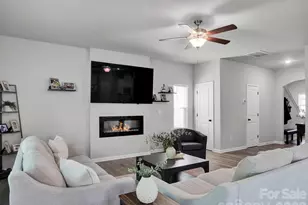 7203 Stoney Wood Ln, Charlotte, NC 28215 - Photo 5