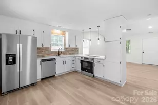 8425 Lochinvar Dr, Charlotte, NC 28227 - Photo 9