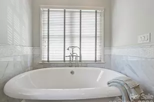 309 Hempstead Pl, Charlotte, NC 28207 - Photo 31