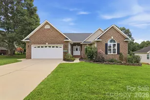 2918 24th St Dr NE, Hickory, NC 28601 - Photo 1