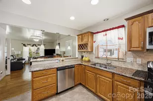 5218 Dolphin Ln, Charlotte, NC 28215 - Photo 7