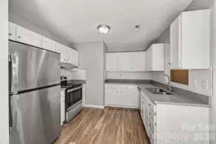 302 Touch Me not Ln, Charlotte, NC 28216 - Photo 5