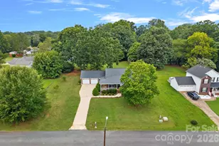 1320 Watts Dr, Charlotte, NC 28216 - Photo 15