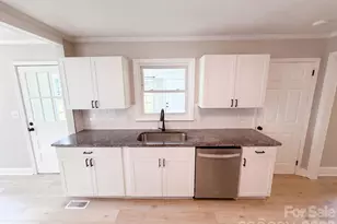 8519 Denbur Dr, Charlotte, NC 28215 - Photo 7