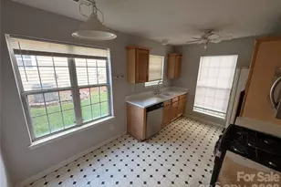 2615 Robyns Glen Dr, Charlotte, NC 28269 - Photo 3