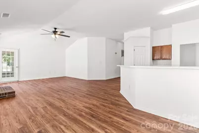 739 Oakbluff Circle, Charlotte, NC 28216 - Photo 13