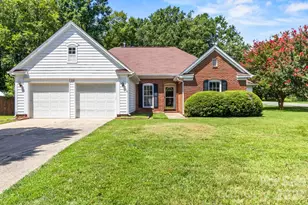 739 Oakbluff Cir, Charlotte, NC 28216 - Photo 1