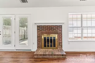 739 Oakbluff Cir, Charlotte, NC 28216 - Photo 9