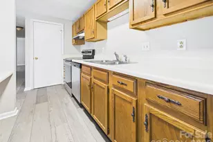 9511 Shannon Green Dr, Charlotte, NC 28213 - Photo 5