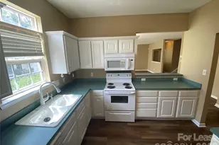 5422 Waverly Lynn Ln, Charlotte, NC 28269 - Photo 3