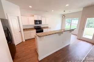 8815 1st Run Ct, Charlotte, NC 28215 - Photo 9