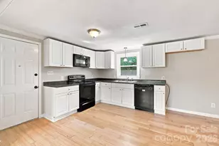 1021 S Caldwell Ave, Newton, NC 28658 - Photo 3
